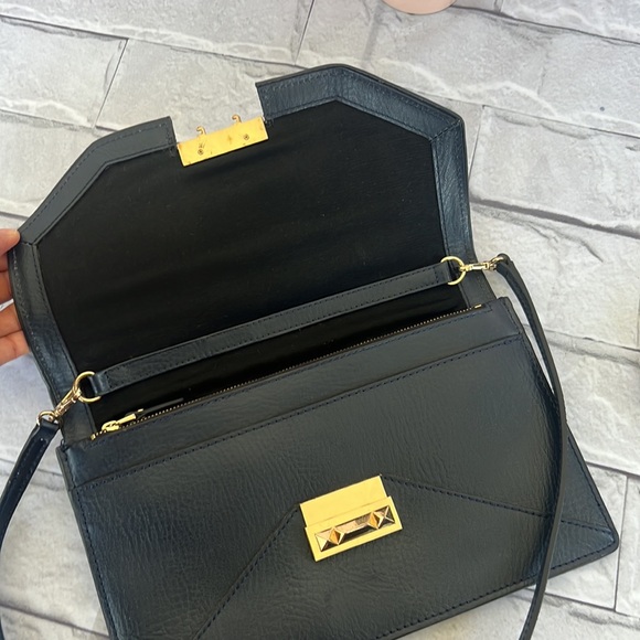 BCBGMAXAZRIA envelope shoulder navy purse cow leather, removable straps. - Picture 6 of 11